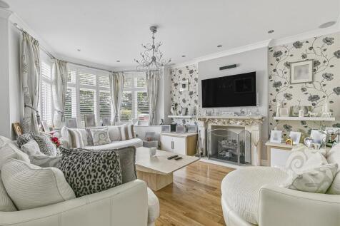 LIVING ROOM (PIC 2)