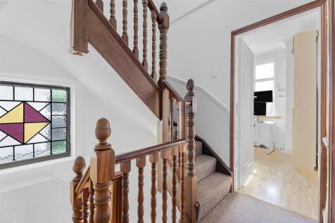 1ST FLOOR LANDING