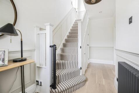 ENTRANCE HALL (pic 2)