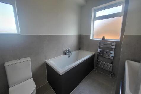MODERN BATHROOM: