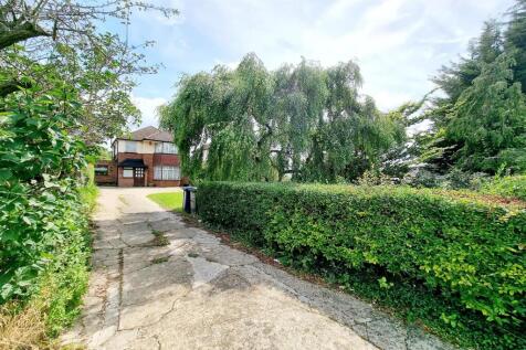 LONG DRIVEWAY TO THE PROPERTY: