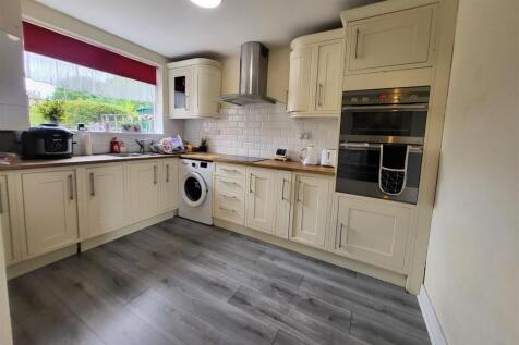 WELL FITTED KITCHEN: