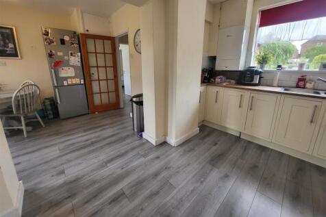 BREAKFAST ROOM CONNECTING WITH FITTED KITCHEN