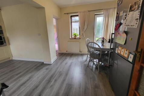 BREAKFAST ROOM: