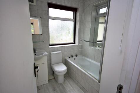 FAMILY BATHROOM: