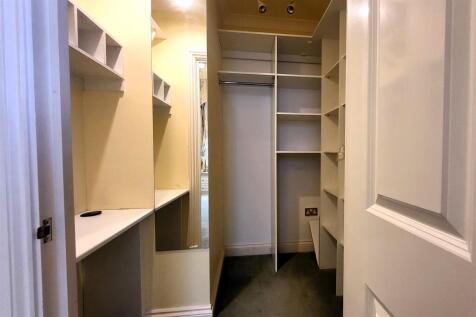 WALK-IN WARDROBE
