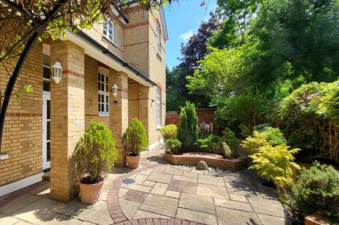 PRIVATE COURTYARD GARDEN (pic 2)