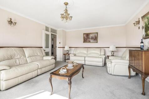 LIVING ROOM (pic 2)