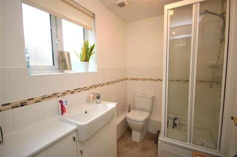 EN SUITE SHOWER ROOM: