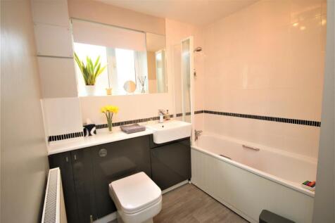 FAMILY BATHROOM: