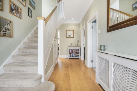 ENTRANCE HALL (pic 2)