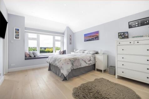BEDROOM 1 / Loft (pic 2)