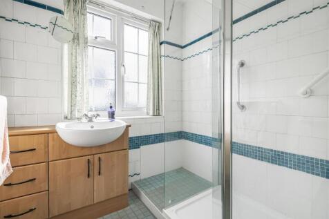 FAMILY SHOWER ROOM