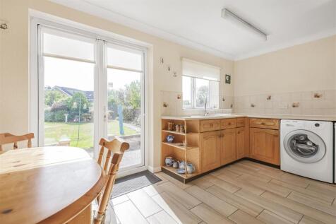 KITCHEN / BREAKFAST ROOM (pic 2)