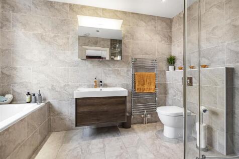 EN-SUITE BATHROOM