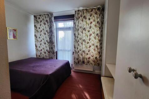 REAR BEDROOM (ground floor)