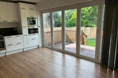 KITCHEN / DINER (pic 2)