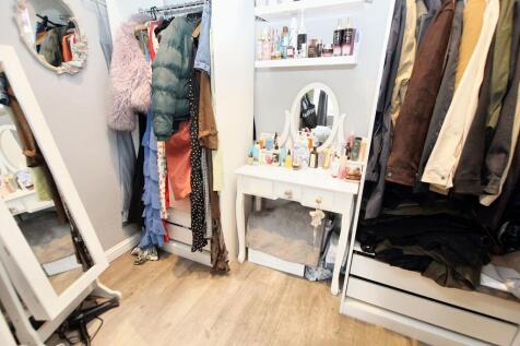 Dressing room to main bedroom