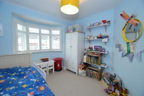 78 Wills Crescent bed2.JPG