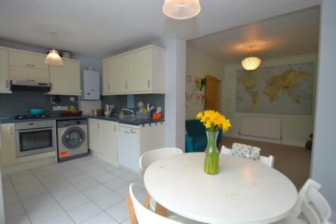 78 Wills Crescent diner kitchen.JPG
