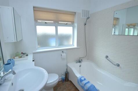 66 Bridge Way bath.JPG
