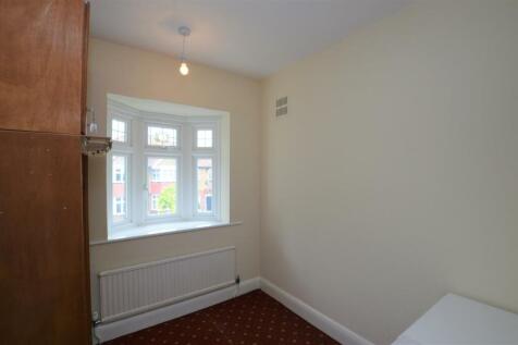 77 Constance Road bed3.JPG