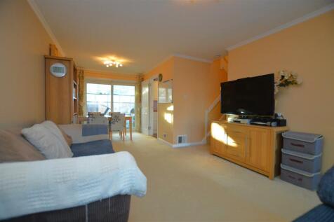 24 Thatchers Way living room2.JPG