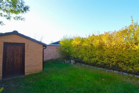 24 Thatchers Way garden.JPG