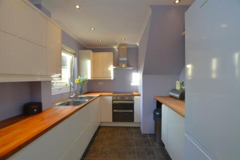24 Thatchers Way kitchen2.JPG