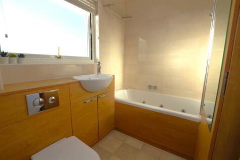 24 Thatchers Way bath.JPG