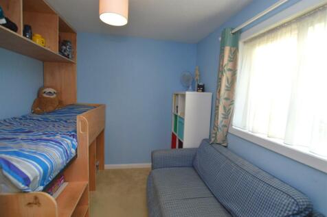 24 Thatchers Way bed2.JPG
