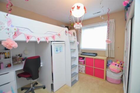 24 Thatchers Way bed3.JPG