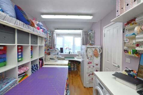 24 Thatchers Way bed 4.JPG