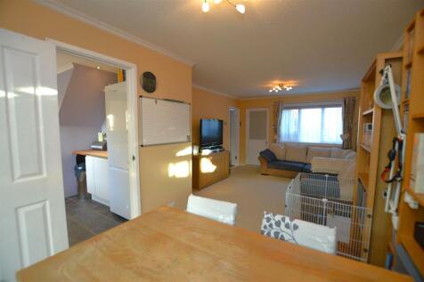 24 Thatchers Way living room3.JPG