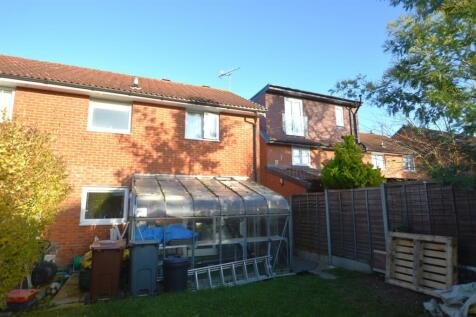24 Thatchers Way rear view.JPG