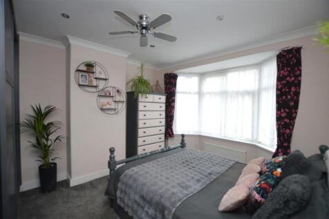 43 Station Road bed 1 a.JPG