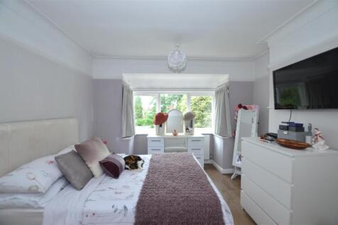 32 Montrose bed 2.JPG