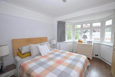 32 Montrose Ave bed 1.JPG