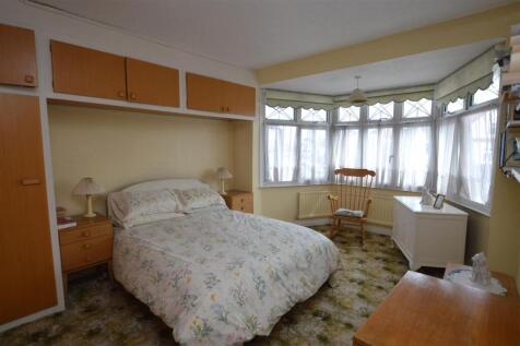 90 Ryecroft Avenue bed 1.JPG
