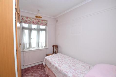 90 Ryecroft Avenue bed 3.JPG