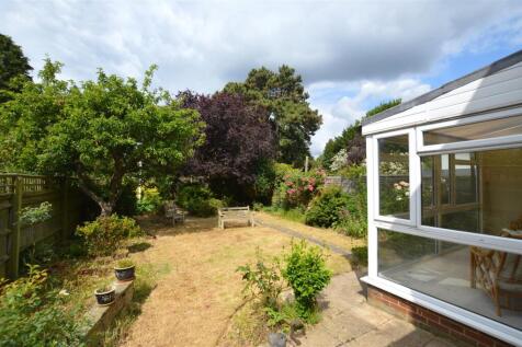 90 Ryecroft Avenue gdn.JPG