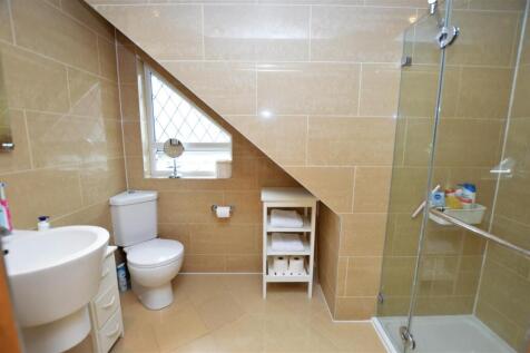 15 The Ridge ensuite.JPG