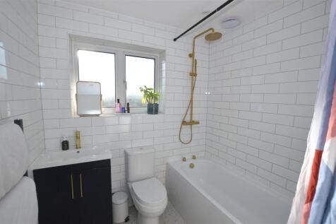 5 Millwood Road 2025 bath.JPG