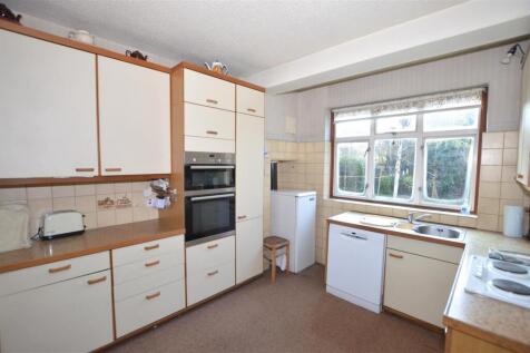 11 Bryanstone Avenue kit 2.JPG