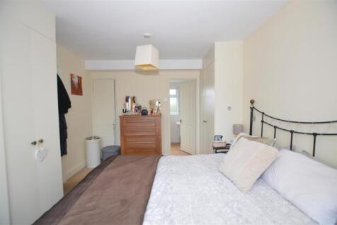 39 Derwent Road Bed1.JPG