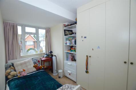 39 Derwent Road bed3.JPG