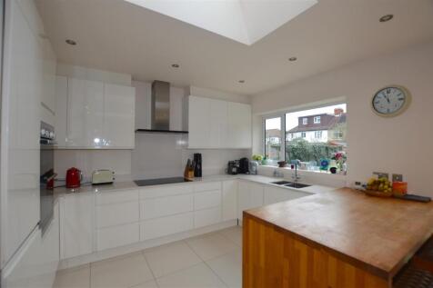 39 Derwent Road kitchen2.JPG
