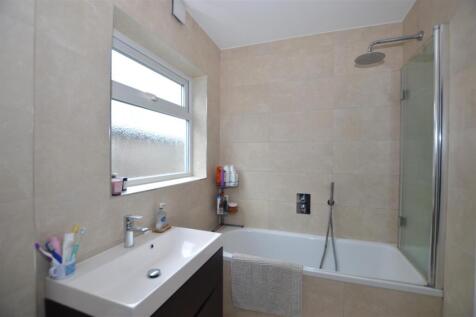39 Derwent Road bathroom.JPG