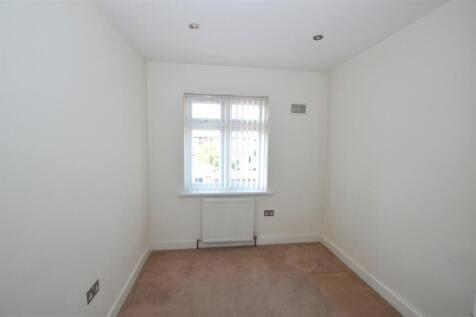 18 Roseville Avenue bed 3 new.JPG