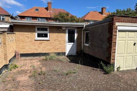 18 Roseville Avenue gdn sunny.jpg